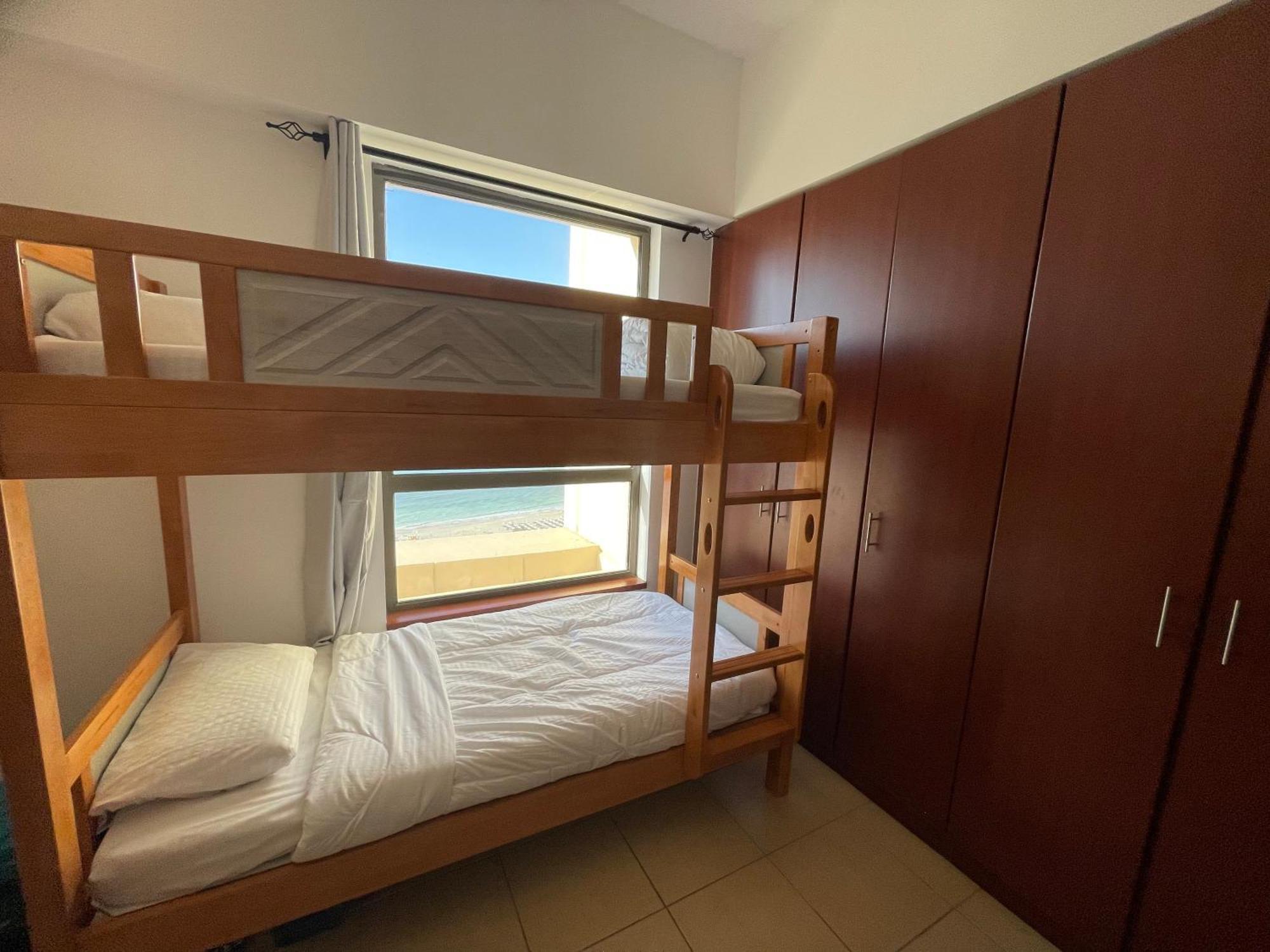 Seaview Beach Hostel Jbr - Walk To Beach - Gym - Pool - Metro Station ドバイ エクステリア 写真